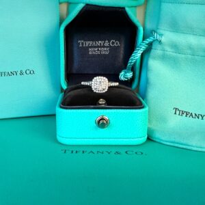 Anel Tiffany Soleste , Solitário em Platina c/ Diamante Central de 0,38ct