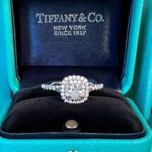 Anel Tiffany Soleste , Solitário em Platina c/ Diamante Central de 0,38ct