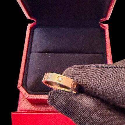 Aliança Cartier Love em Ouro Rosa com 1 diamante e tamanho 50!