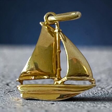 Pingente Tiffany & Co em ouro amarelo , Barco Yacht e Raro!