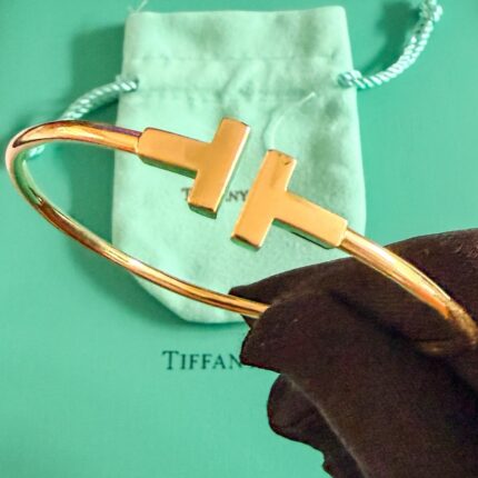 Bracelete Tiffany & Co em Ouro Amarelo T Wire e Unissex!